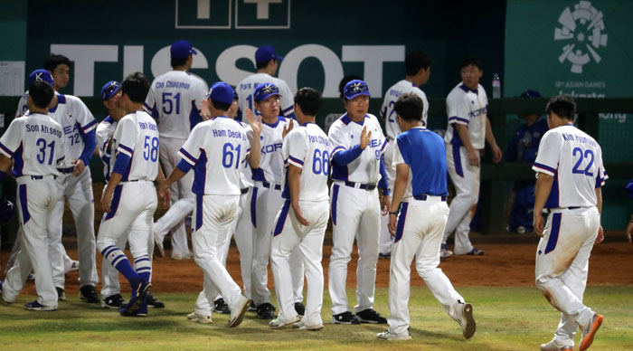 Korea won against Hong Kong in baseball but still pressured for three-peat