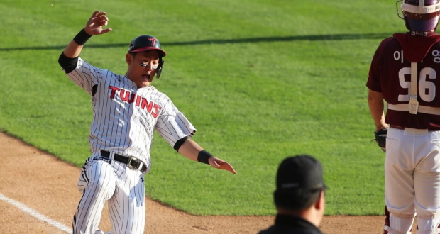 LG Twins Defeat the Kiwoon Heroes in Game 3 of the Playoff Series