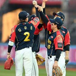 Four Teams in Tight Battle for KBO 2nd Place Seed
